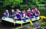 Jugendliche im Schlauchboot