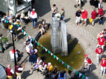 Blick aus dem Rathaus auf den Marktbrunnen mit G�sten zum 105. Deutschen Wandertag 