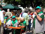 G�ste beim Bratwurstessen auf dem Marktplatz zum 105. Deutschen Wandertag 