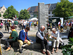 Rast der Wanderer am Saalfelder Marktbrunnen zum 105. Deutschen Wandertag 