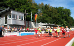 Kinder auf der Laufbahn im Saalfelder Stadion 