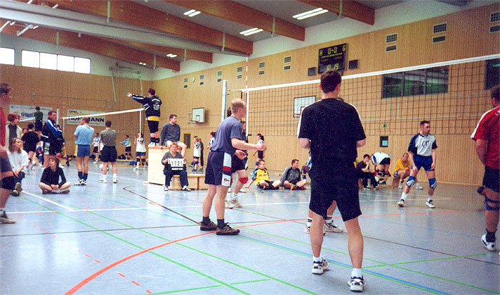 Volleyballspiel in der Dreifelderhalle