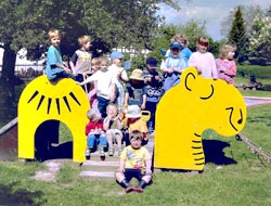 spielende Kinder aus der Kindereinrichtung "Kinderparadies"