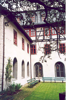 Blick in den Hof des Saalfelder Stadtmuseums im Frühling