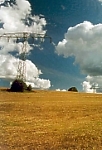 Blick auf den Roten Berg im Sommer mit Wolken und Strommasten
