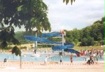 Badespass im Saalfelder Freibad - Blick auf die Rutsche