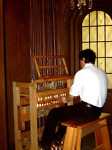 Knut Schieferdecker spielt am Stockspieltisch im Carillon des Bergfriedes