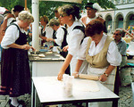 Saalfelder Frauen beim Detscher backen