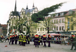 Saalfelder Feuerwehr setzt auf dem Marktplatz den Maibaum