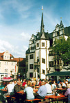 Blick auf die Besucher des Marktfestes vor dem Rathaus