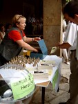 Benefizkonzert 2003 - Verkauf von Spendergl�ckchen