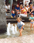M�dchen im Marktbrunnen