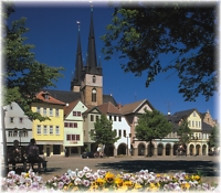 Blick über den Saalfelder Marktplatz auf die Lieden im Sommer