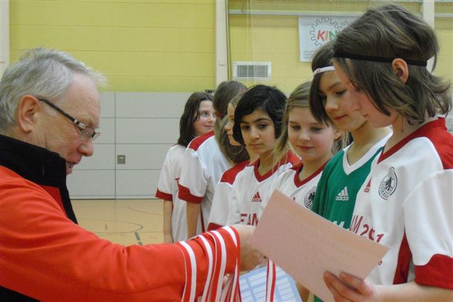 Thür. Meisterschaften 12.02.2011, Siegerehrung, Vizemeister Saalfelder Fußballmädchen