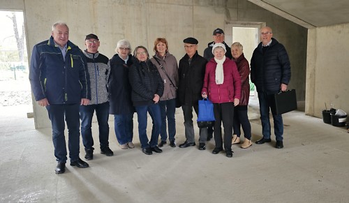 Verwaltungsdirektor M. Moersch mit dem Saalfelder Seniorenbeirat bei der Baustellenbesichtigung